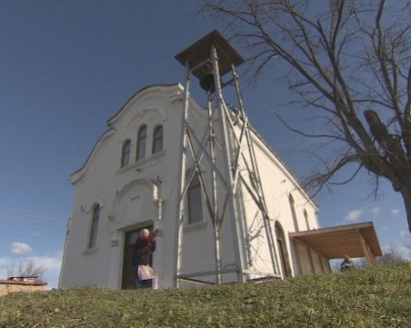 Поп заключи църква в Пазарджишко, не пуска никой вътре