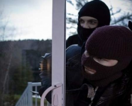 Трима тийнеджъри нахлули в къща през прозореца в банята, задигнали 20 бона