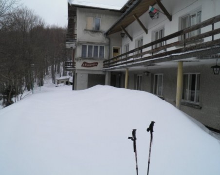Туристи останаха блокирани в хижа в Стара планина, търсят помощ