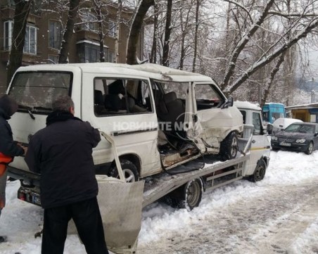 ВИДЕО и СНИМКИ от катастрофата между микробус и трамвай, 9 са ранените