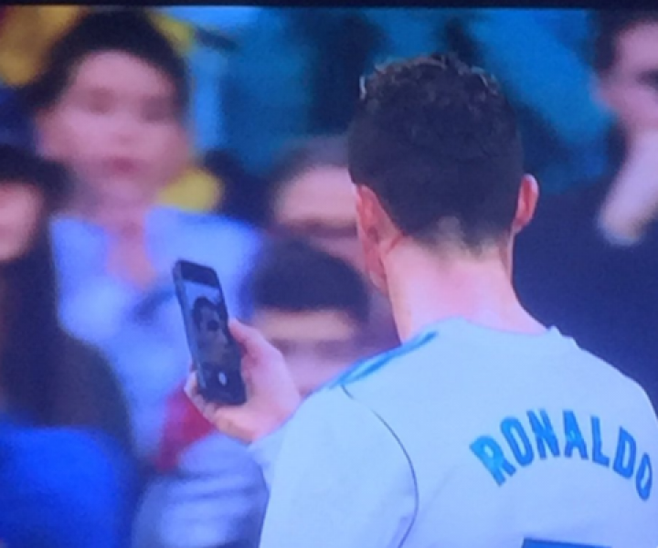 Роналдо извади телефон по време на мач, за да се огледа ВИДЕО