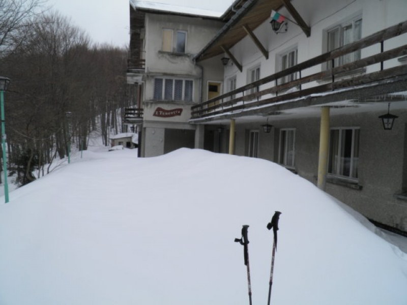 Туристи останаха блокирани в хижа в Стара планина, търсят помощ