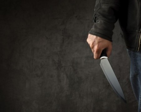 Българин намушка с нож жена си и сина си в Гърция