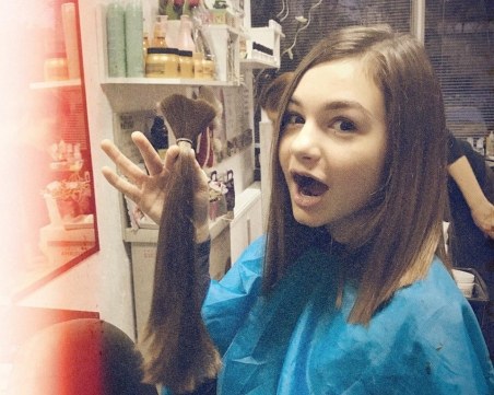 Добрият пример: Крисия отряза косата си, за да я дари