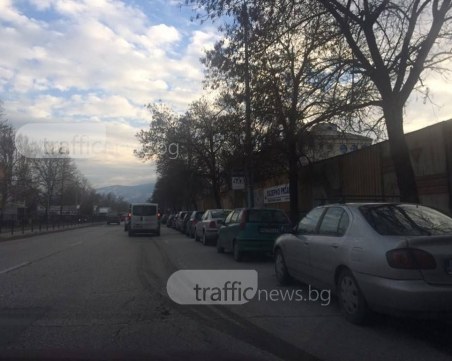Кукленско шосе е с една лента по-малко, но си има паркинг СНИМКИ