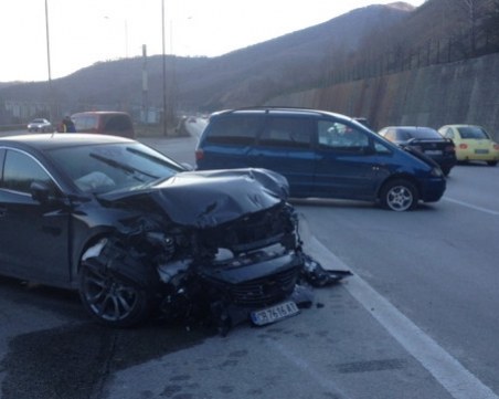 Петима души пострадаха при верижна катастрофа