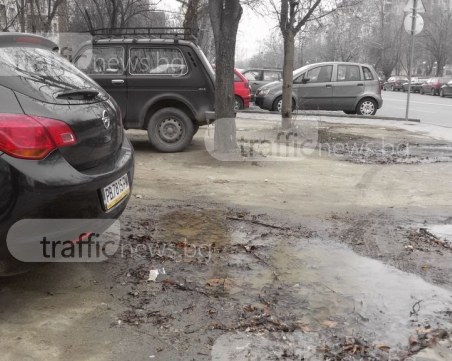 След един дъждовен ден! Пловдивчани газят в кал до колене в Тракия СНИМКИ