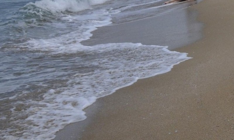 Зловещо! Изплува труп на млада жена на плажа край Отманли