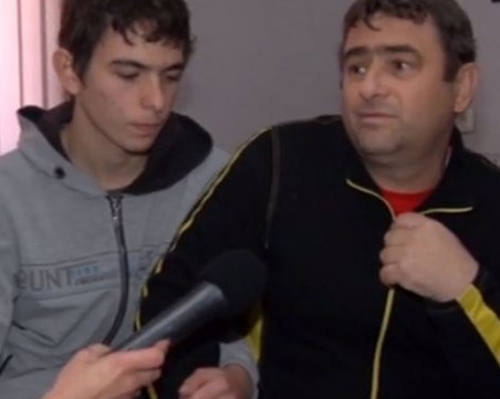 Баща се разболява тежко, жена му го напуска, а синът събира пари, за да спаси татко си