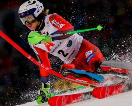 И това доживяхме! Целят топскиор със снежни топки по време на слалом ВИДЕО