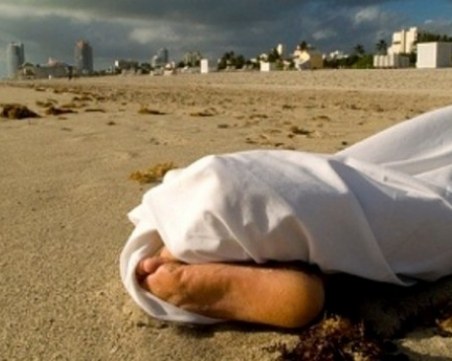 Никой не търси трупа на жена, който изплува на плажа вчера