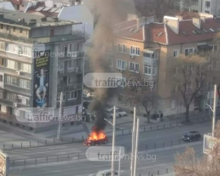 Огнен ад! Кола пламна на Водната палата СНИМКА