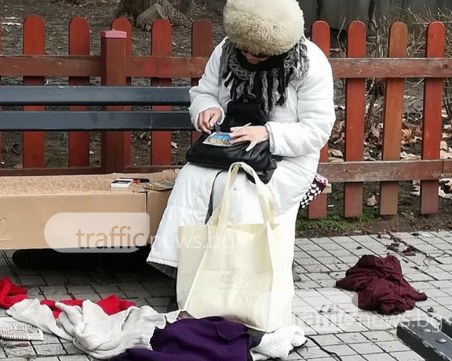 Пловдивчанка с цигара в ръка търка ли търка билетчета на детска площадка СНИМКИ