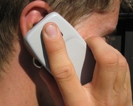 Посред бял ден: Непознат издърпа телефона на 15-годишна в центъра на Пловдив