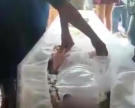Родители спряха погребението на дъщеря си, когато пръстът й мръдна в ковчега ВИДЕО