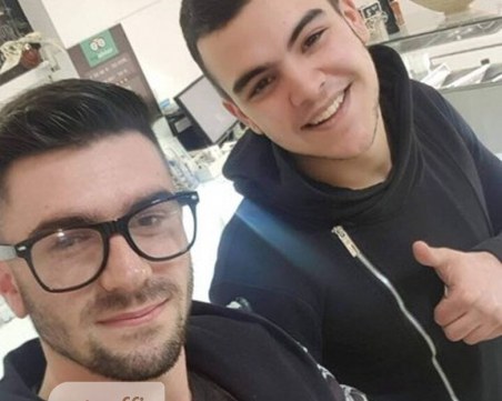 Собственикът на изгубения телефон се появи! Две момчета си стиснаха ръце СНИМКИ