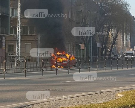 Ето как изгоря до основи автомобилът в центъра на Пловдив ВИДЕО