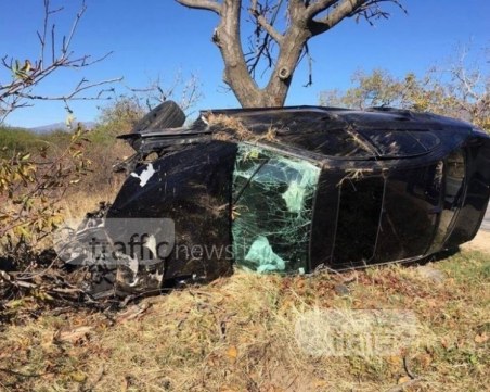 Жестока катастрофа! БМВ се заби с бясна скорост в стълб, мъж е загинал