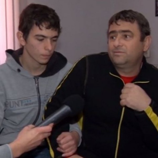 Баща се разболява тежко, жена му го напуска, а синът събира пари, за да спаси татко си