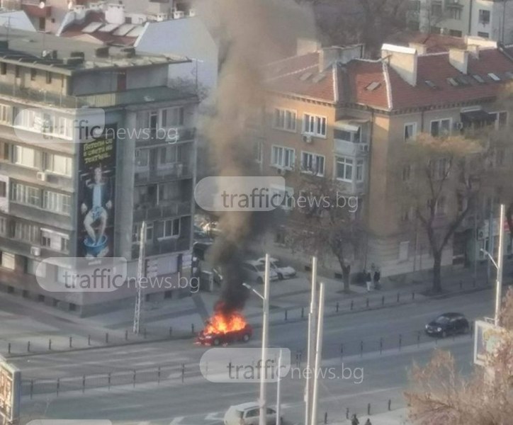 Огнен ад! Кола пламна на Водната палата СНИМКА