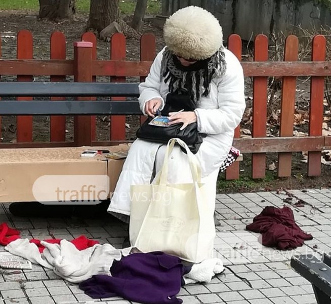 Пловдивчанка с цигара в ръка търка ли търка билетчета на детска площадка СНИМКИ