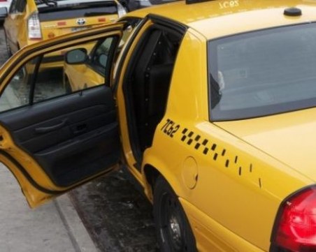 Дрогирани тийнейджъри нападнаха и ограбиха таксиджия