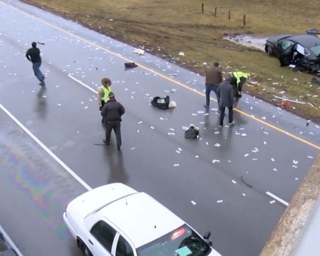 Хиляди долари се разпиляха на магистрала след катастрофа