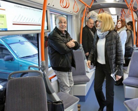 Кметът на София тръгна с тролей на работа заради мръсния въздух