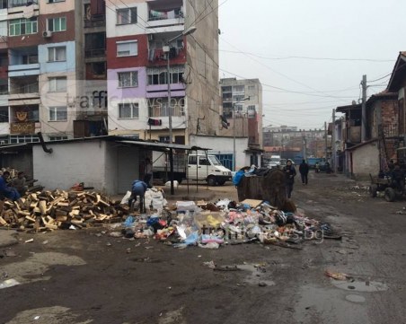 Нова мода в Столипиново: Ромите се топлят с памперси на далавера