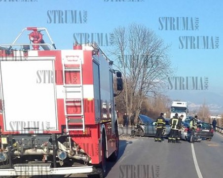 Тежка верижна катастрофа! Две жени и мъж са ранени