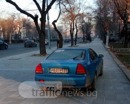 Това се казва майсторлък! Пловдивчанин показа как се паркира върху тротоар СНИМКИ