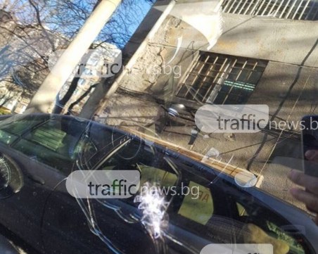 Вендета или хулиганство? Строшиха стъклата на 3 автомобила в центъра на Пловдив СНИМКИ