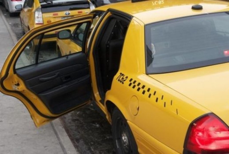 Дрогирани тийнейджъри нападнаха и ограбиха таксиджия