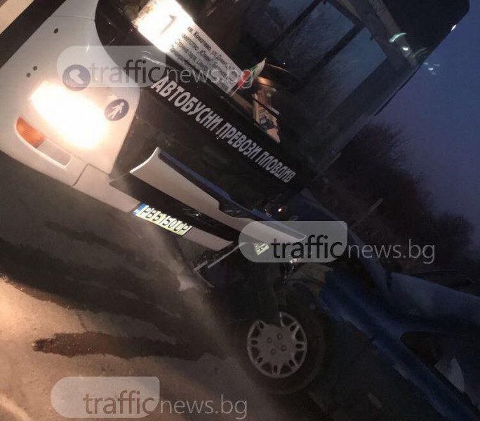 Кола се вряза в автобус с пътници на Коматевско шосе СНИМКИ