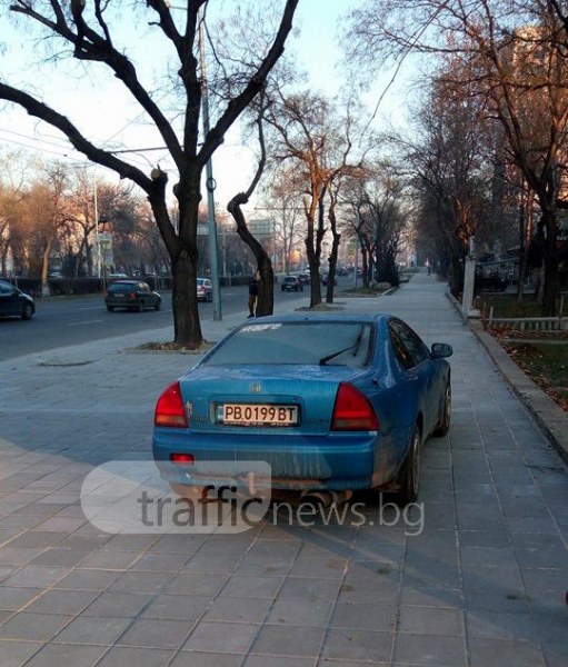 Това се казва майсторлък! Пловдивчанин показа как се паркира върху тротоар СНИМКИ