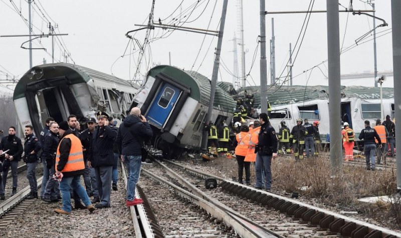 Трагедия: Влак се разби край Милано, има загинали и тежко ранени СНИМКИ