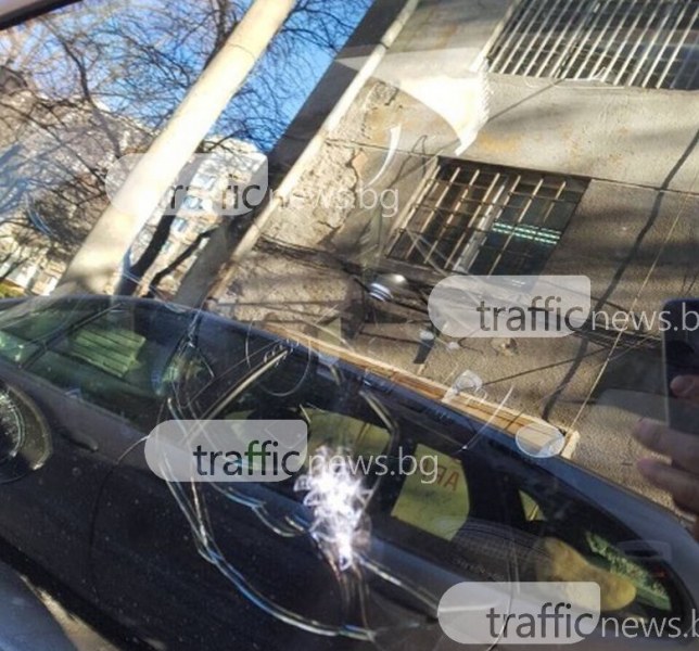 Вендета или хулиганство? Строшиха стъклата на 3 автомобила в центъра на Пловдив СНИМКИ
