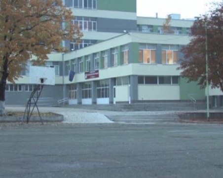 Агресивен родител нахлу в училище и удари 7-годишно момиче