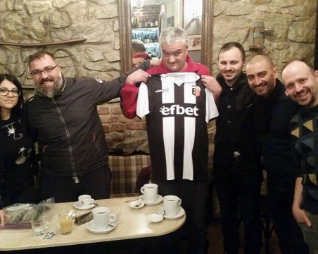 Фенклубът на Локо с благороден жест към привърженик на черно-белите