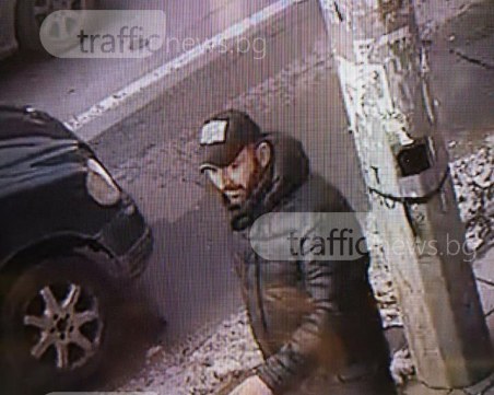 Бързи, смели, сръчни! Крадец сваля огледало на БМВ за норматив ВИДЕО