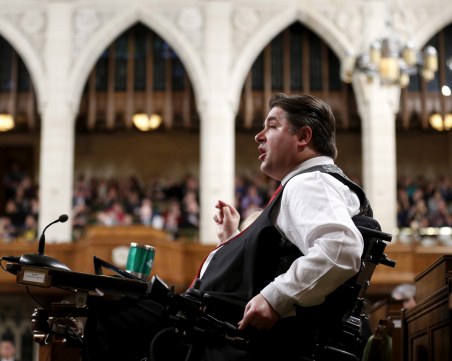 Канадски министър подаде оставка заради сексуални намеци към колежки