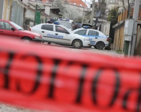 Мъж и жена биха полицаи с дървени колове