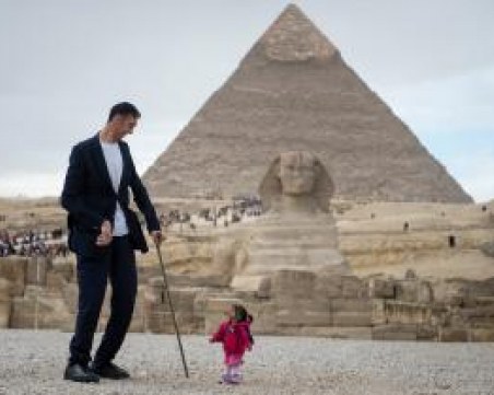 Най-високият и най-ниската се събраха пред пирамидите в Гиза