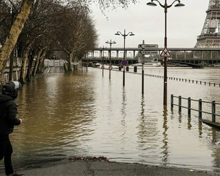 Нивото на Сена се качва критично, затварят пътища и тунели в Париж