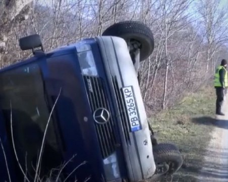 Пиян военен предизвика катастрофа, пловдивски микробус се обърна в канавка