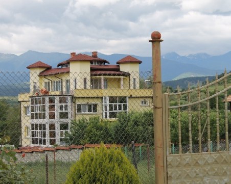 Семейство тираджии с най-хубавата къща в родопско село СНИМКИ