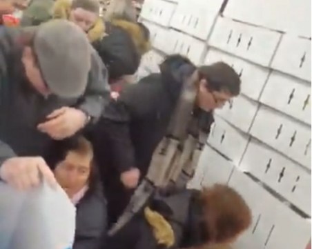 Течен шоколад на промоция предизвика сблъсъци в магазин