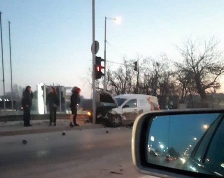 Трима души са пострадали при катастрофата в Смирненски