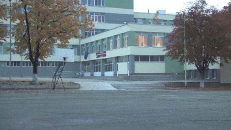 Агресивен родител нахлу в училище и удари 7-годишно момиче