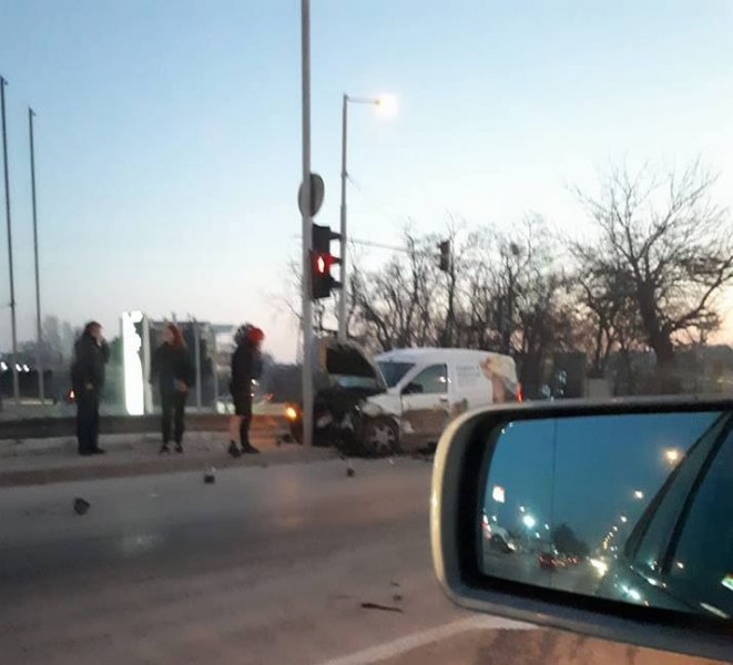 Две катастрофи в Пловдив тази сутрин! Два автомобила се помляха в Смирненски